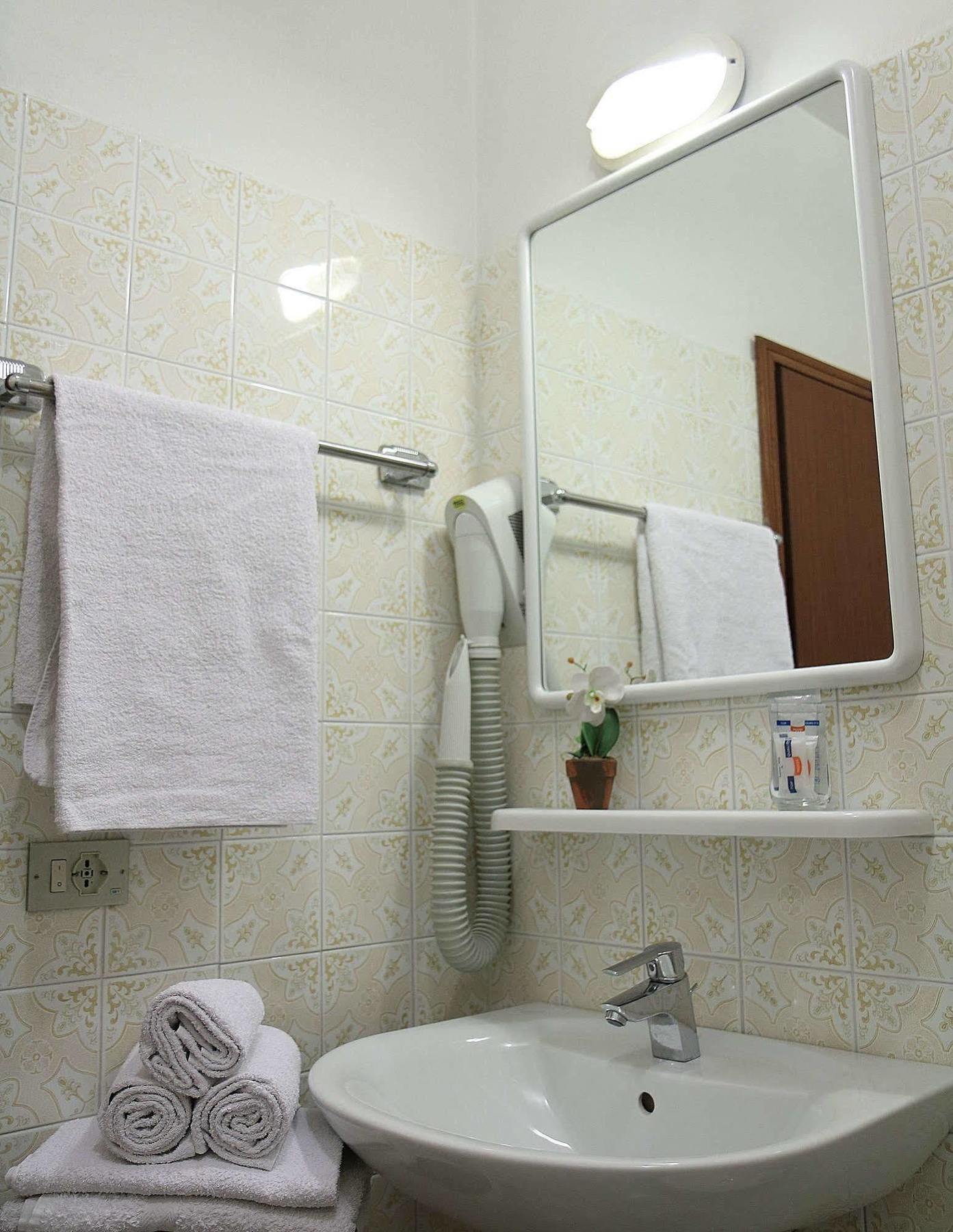 Hotel Villa Clara Torbole Sul Garda Kültér fotó