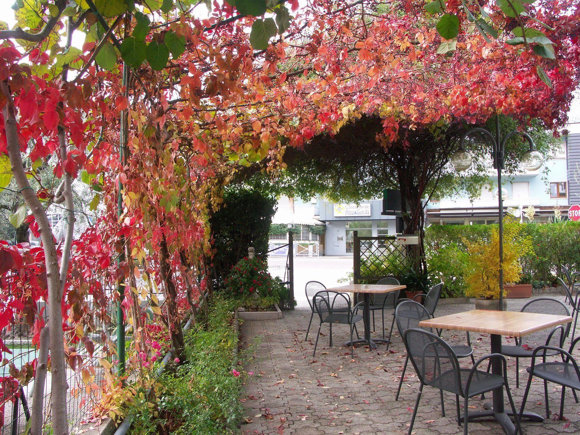 Hotel Villa Clara Torbole Sul Garda Kültér fotó